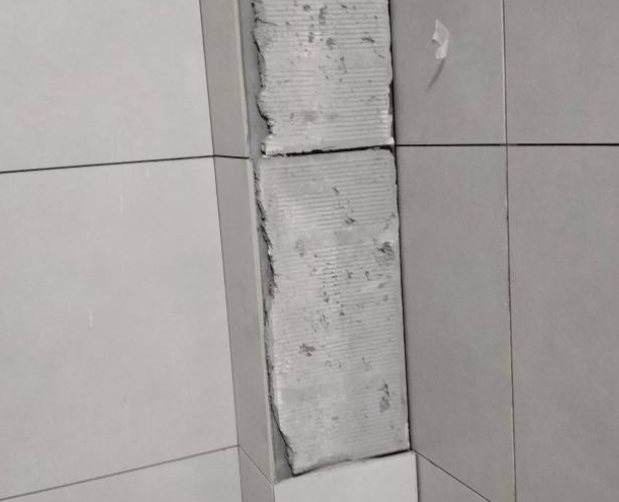龙南瓷砖空鼓维修公司分享下瓷砖施工前基层浇水润湿程度不足，可能导致以下问题