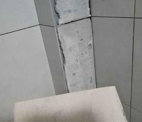 龙南瓷砖空鼓维修公司分享下厨房瓷砖脱落的补救措施。